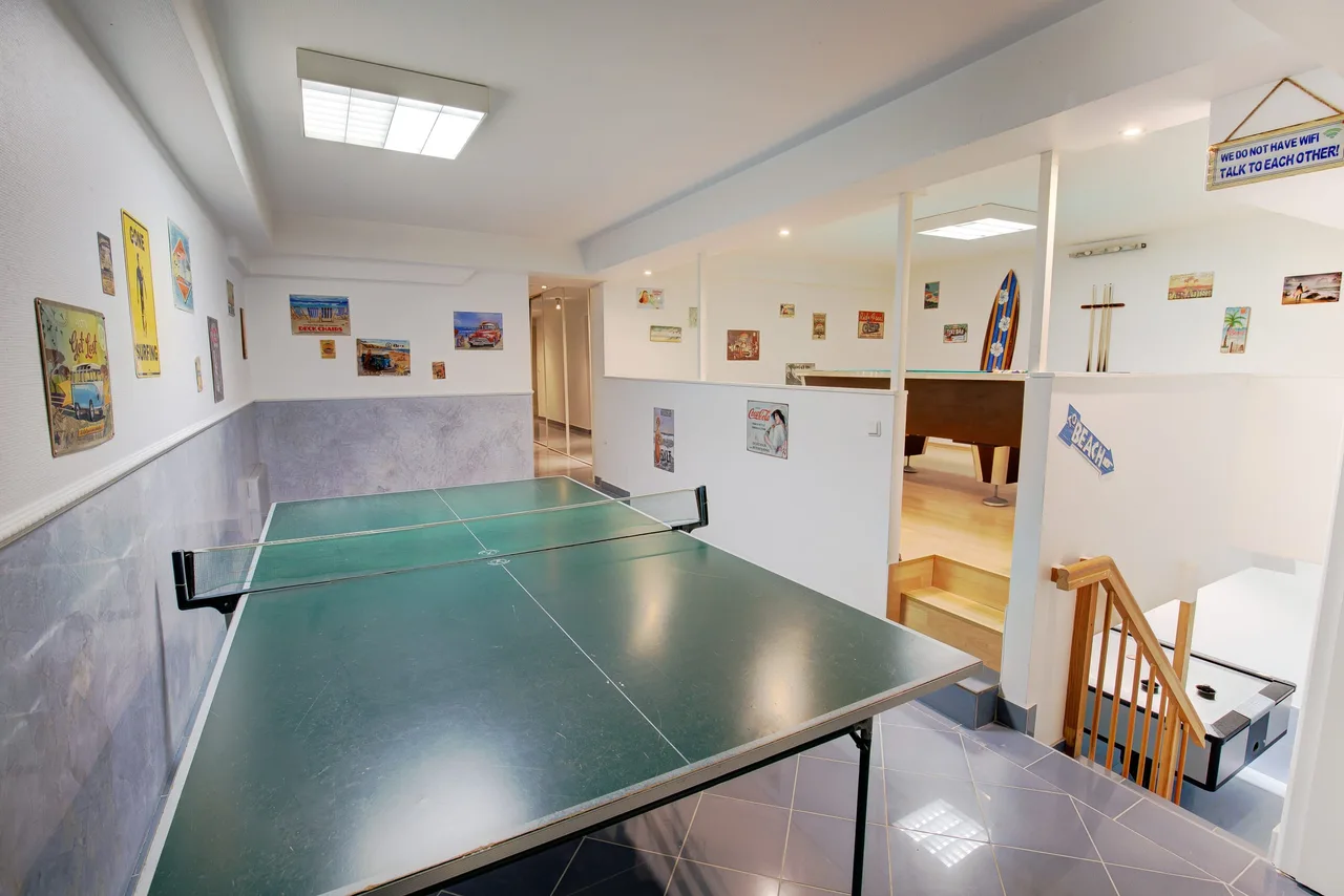 Freizeitbereich mit Tischtennis, Billard und Air-Hockey
