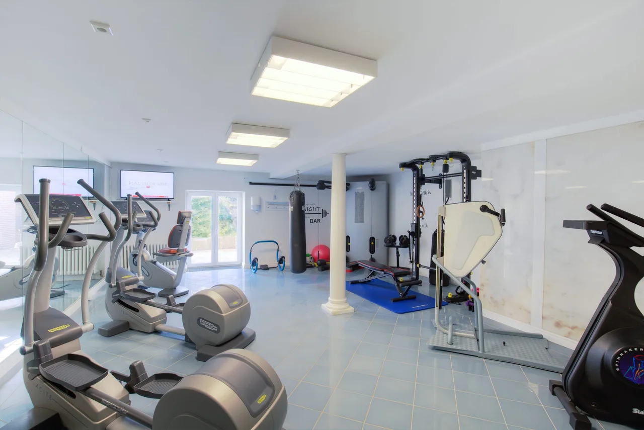 Fitnessraum mit Cardio- und Kraftgeräten